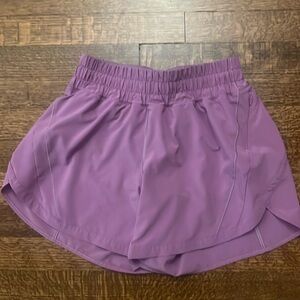 Gently used lululemon mid-rise track that shorts size 6 (5 inches)